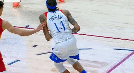 棋牌游戏-鹈鹕集体抱怨约基奇关键封盖犯规 锡安得不到哨？