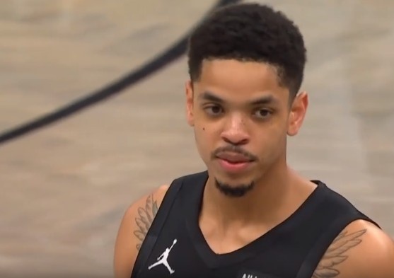 开云体育-科比·怀特虚晃上篮被米诺特结结实实打到脸上 后者被吹一级恶意