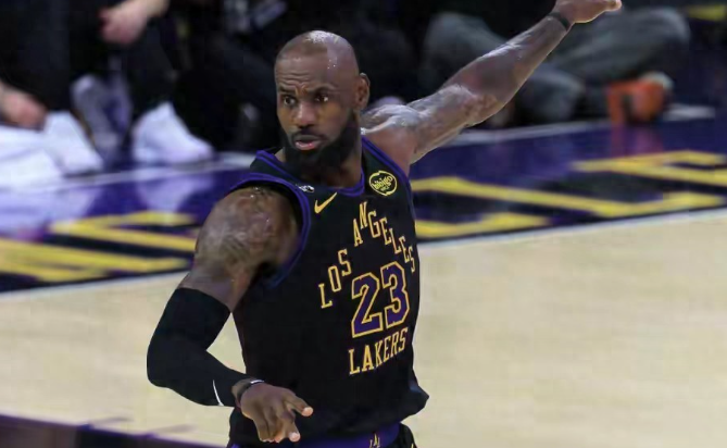 开云体育-布朗尼爆发！湖人131-107胜爵士，詹姆斯18+4+6+3，八村塁22+10+1